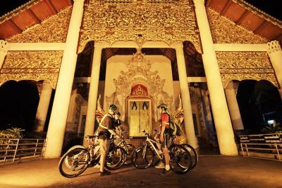 Ciclismo a través de Chiang Mai al atardecer