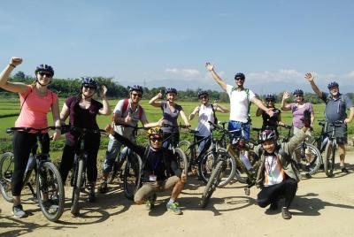Todo el día en bicicleta. El increíble campo de Chiangrai y el te Todo el día en bicicleta. El increíble campo de Chiangrai y el te