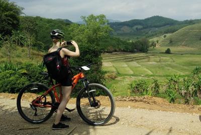 Día completo en bicicleta de montaña a la cascada y aguas termale Día completo en bicicleta de montaña a la cascada y aguas termale
