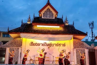 Chiang Rai por la noche con espectáculo, cena y paseo en trishaw Chiang Rai por la noche con espectáculo, cena y paseo en trishaw