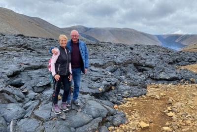 Campos de lava del volcán, aguas termales y laguna del cielo