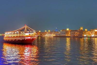 Cena crucero por la noche del dhow en dubai
