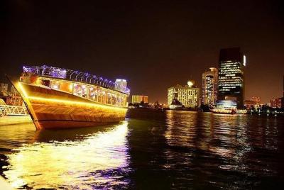 Crucero con cena en barco por el dhow en Dubai Creek