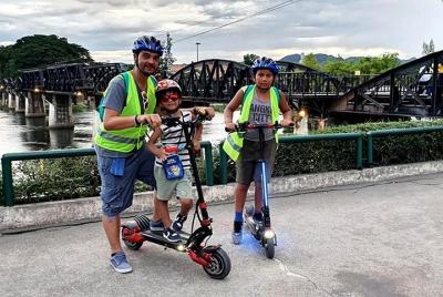 E-scooter en la ciudad de Kanchanaburi E-scooter en la ciudad de Kanchanaburi