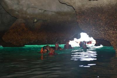Visita a 4 islas hasta la Cueva Esmeralda en Koh Mook en un gran barco desde Koh Lanta Visita a 4 islas hasta la Cueva Esmeralda en Koh Mook en un gran barco desde Koh Lanta