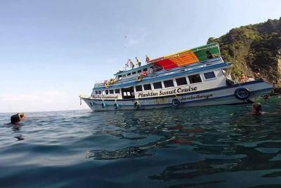 Maya Bay Sunset Cruise y plancton nadando desde Phi Phi