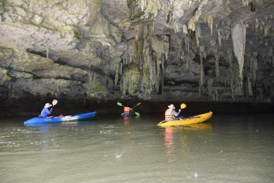 Excursión en kayak de medio día en la cueva del mar en Bor Thor e