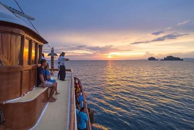 M / Y Lalida Sunset Dinner Cruise en Krabi
