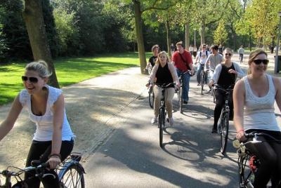 Recorrido histórico por Ámsterdam en bicicleta para grupos pequeñ