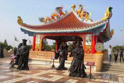 Selfie City & Temple Tours of Pattaya en Songthaew (Taxi local de