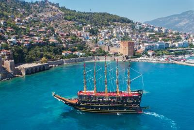 Barco pirata Alanya con almuerzo y bebidas Barco pirata Alanya con almuerzo y bebidas