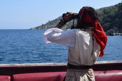 Paseo en barco pirata con almuerzo y bebidas. Paseo en barco pirata con almuerzo y bebidas.