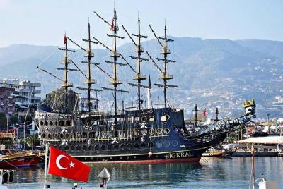 Barco pirata con visita a la ciudad de Alanya con almuerzo y bebi Barco pirata con visita a la ciudad de Alanya con almuerzo y bebi
