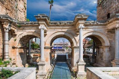Tour de descubrimiento de la ciudad vieja de Antalya con teleférico Tour de descubrimiento de la ciudad vieja de Antalya con teleférico