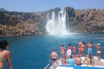 Tour de medio día en barco a las cascadas de Antalya Tour de medio día en barco a las cascadas de Antalya