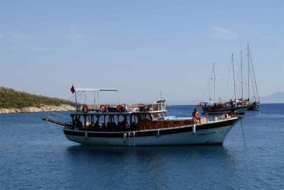 Tour de día completo en barco por Bodrum para grupos pequeños con