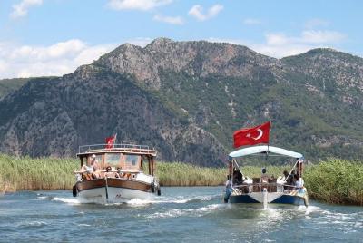 Crucero por el río Dalyan en barco con almuerzo y observación de  Crucero por el río Dalyan en barco con almuerzo y observación de