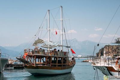 Crucero al atardecer con música en vivo y cena