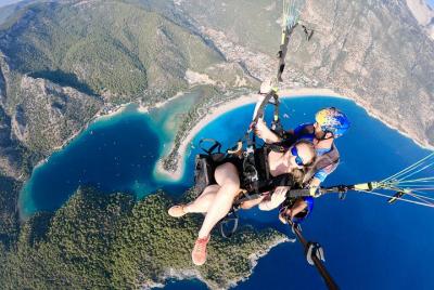 Parapente en tándem sobre la laguna azul en Fethiye desde Kas Inc