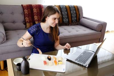 Taller de preparación de sushi en línea con un instructor especia