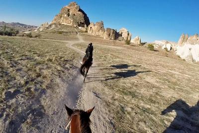 Capadocia Sunset Horse Riding a través de los valles y chimeneas  Capadocia Sunset Horse Riding a través de los valles y chimeneas