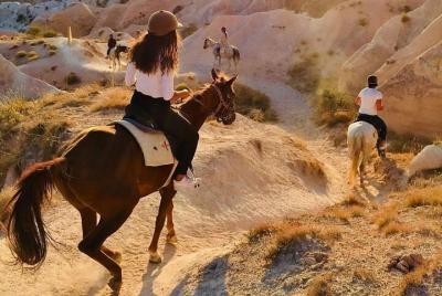 Experiencia de paseos a caballo en grupos pequeños en Capadocia Experiencia de paseos a caballo en grupos pequeños en Capadocia