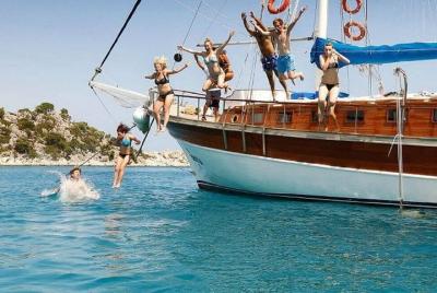 Kusadasi: excursión en barco de día completo con almuerzo