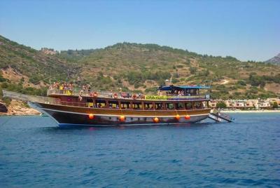 Explore las bahías de color turquesa en un recorrido en barco por