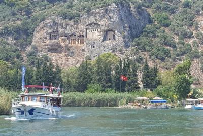 Crucero de día completo por Dalyan con playa Iztuzu y baño de bar Crucero de día completo por Dalyan con playa Iztuzu y baño de bar