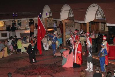 Espectáculo de baile nocturno turco Kervansaray incluye cena, Mar