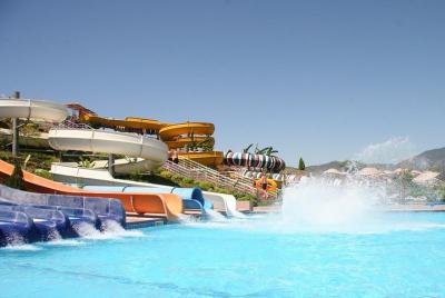 Parque acuático Aqua Dream en el centro de la ciudad de Marmaris,