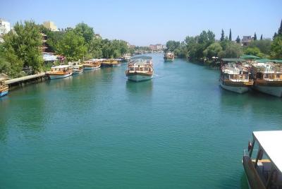 Bazar de Manavgat, paseo en barco desde el lado Bazar de Manavgat, paseo en barco desde el lado
