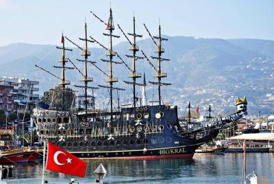 Barco pirata con visita a la ciudad de Alanya con almuerzo y bebi Barco pirata con visita a la ciudad de Alanya con almuerzo y bebi