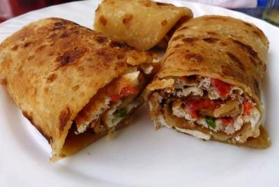 Visita al mercado de Kampala Owino. Aprende a hacer un Rolex.