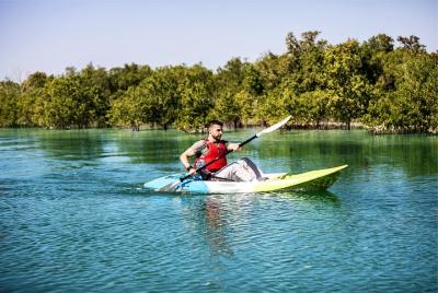 Kayak en el Parque Nacional de la laguna de manglares orientales  Kayak en el Parque Nacional de la laguna de manglares orientales