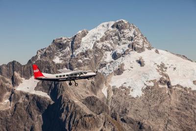 Crucero turístico en Milford Sound con un vuelo panorámico de ida