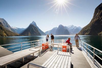 Crucero por Milford Sound con un observatorio submarino y almuerz Crucero por Milford Sound con un observatorio submarino y almuerz