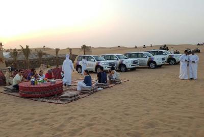 Noche de safari por el desierto de Dubái con convite VIP, buffet  Noche de safari por el desierto de Dubái con convite VIP, buffet