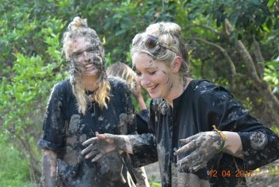 Pesca de zanja a mano desnuda en Cai Be