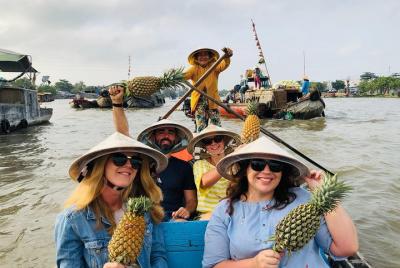 El fabuloso mercado flotante oculto y el pequeño canal (pequeño c El fabuloso mercado flotante oculto y el pequeño canal (pequeño c
