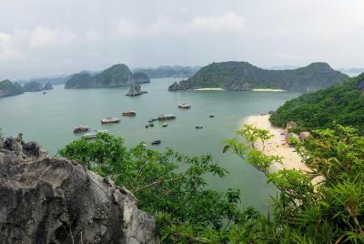 Tour de día completo en barco por la bahía de Ha Long y Lan Ha de