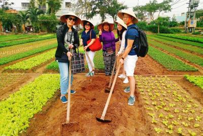 Clase de cocina Da Nang con visita al mercado y huerto en las afu