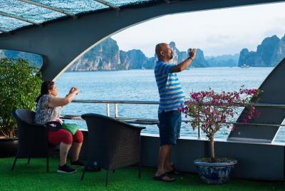 Crucero Alova Premium en la bahía de Ha Long con autopista y almu Crucero Alova Premium en la bahía de Ha Long con autopista y almu