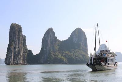 Las islas Halong y la cueva se unen en una excursión de un día co Las islas Halong y la cueva se unen en una excursión de un día co