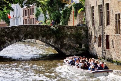 ¡Paseo en barco por los canales de Brujas! ¡Paseo en barco por los canales de Brujas!