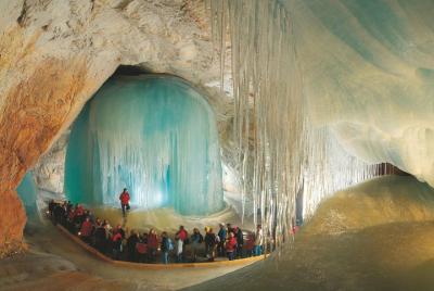 Tour privado a las cuevas de hielo más grandes del mundo y Werfen