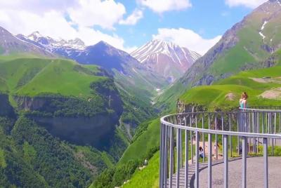 Excursión de un día a las montañas más altas de Kazbegi desde Tbi