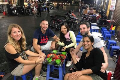 Degustación de 7 comidas callejeras de Hanoi diferentes + bebida  Degustación de 7 comidas callejeras de Hanoi diferentes + bebida