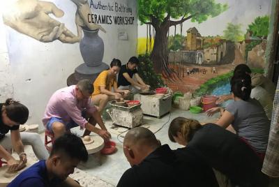 Clase de cerámica Bat Trang en el casco antiguo de Hanoi Clase de cerámica Bat Trang en el casco antiguo de Hanoi