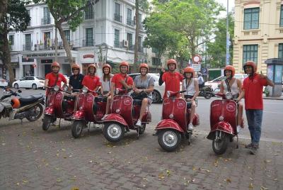 Hanoi Backstreet Tours Sunset en Vespa Vintage Hanoi Backstreet Tours Sunset en Vespa Vintage
